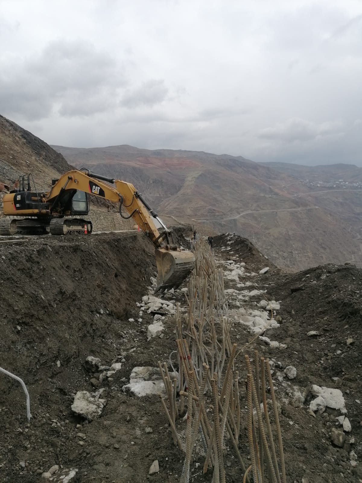 Hakkari Merkez Koç Tepe Yol Ayrımı -Kalın Tepe-Gedik Tepe-İsimsiz Tepe1 - İsim Tepe Yol Yapım İşi